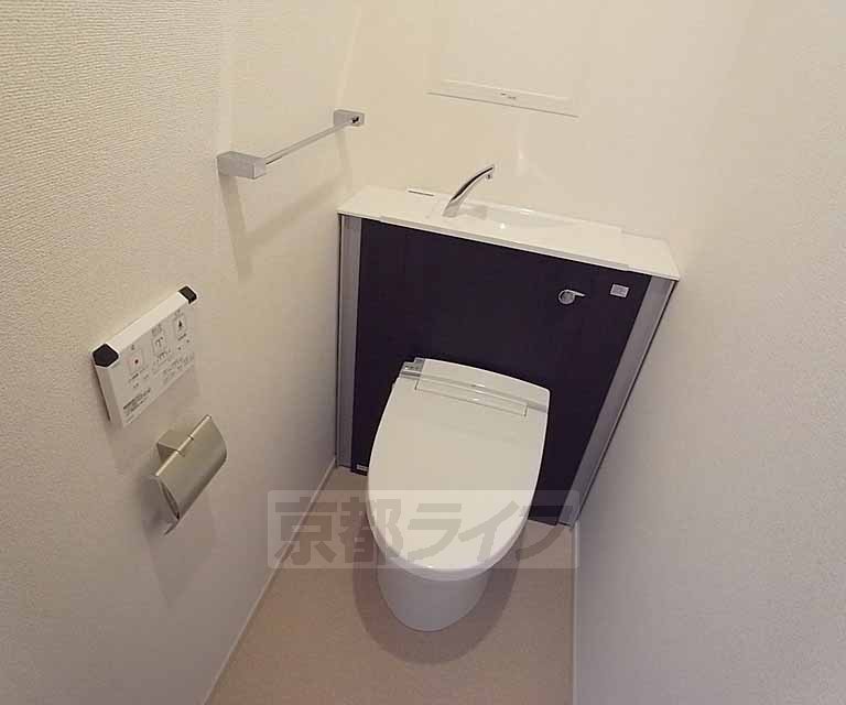 トイレ　スマートなデザインのウォシュレットトイレです