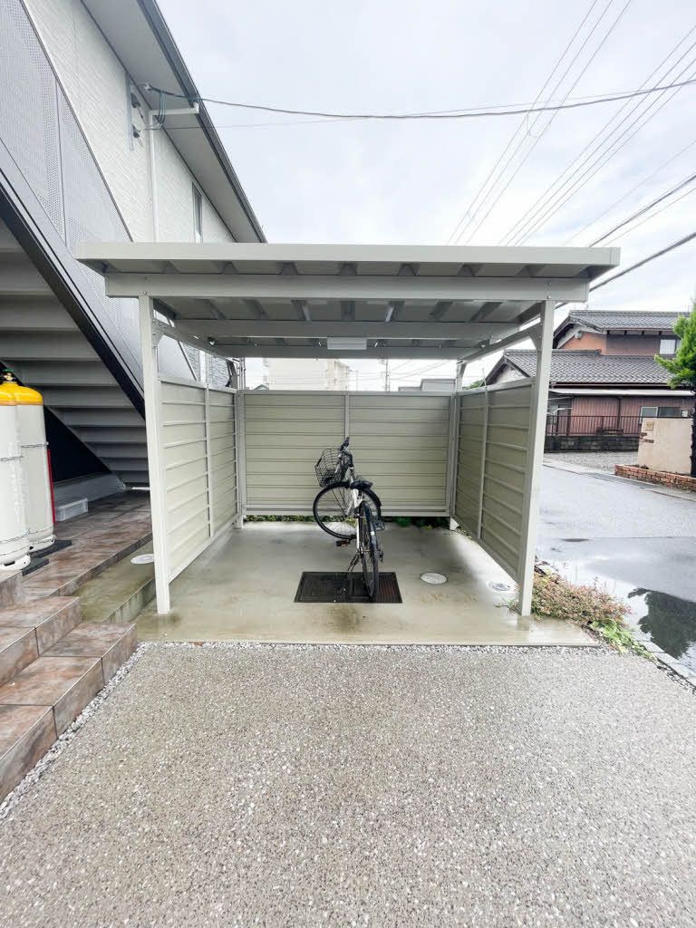建物外観　屋根付き駐輪場あります。