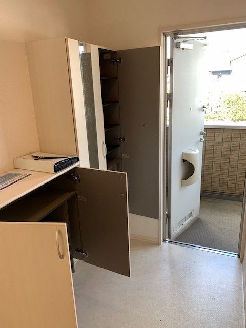 玄関　収納たっぷりの下駄箱付