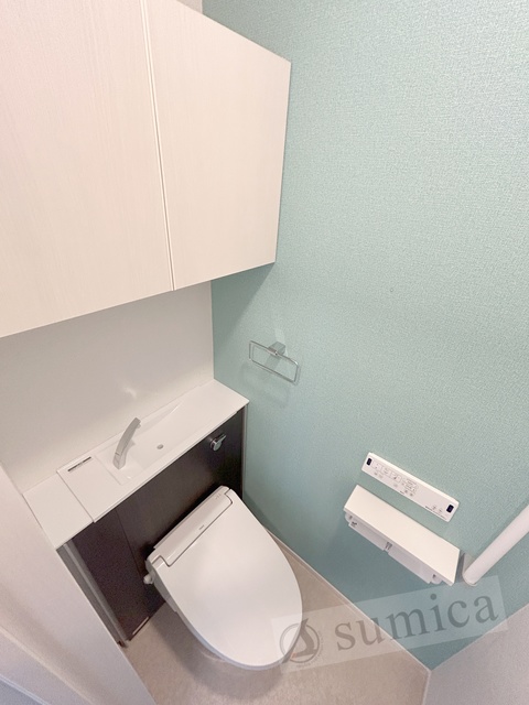 トイレ　人気アイテムの温水洗浄便座。清潔感のあるトイレです。
