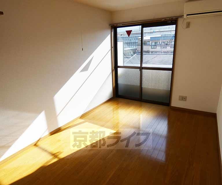 居室・リビング　落ち着いた雰囲気のお部屋です