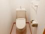 トイレ　落ち着いた色調のトイレです