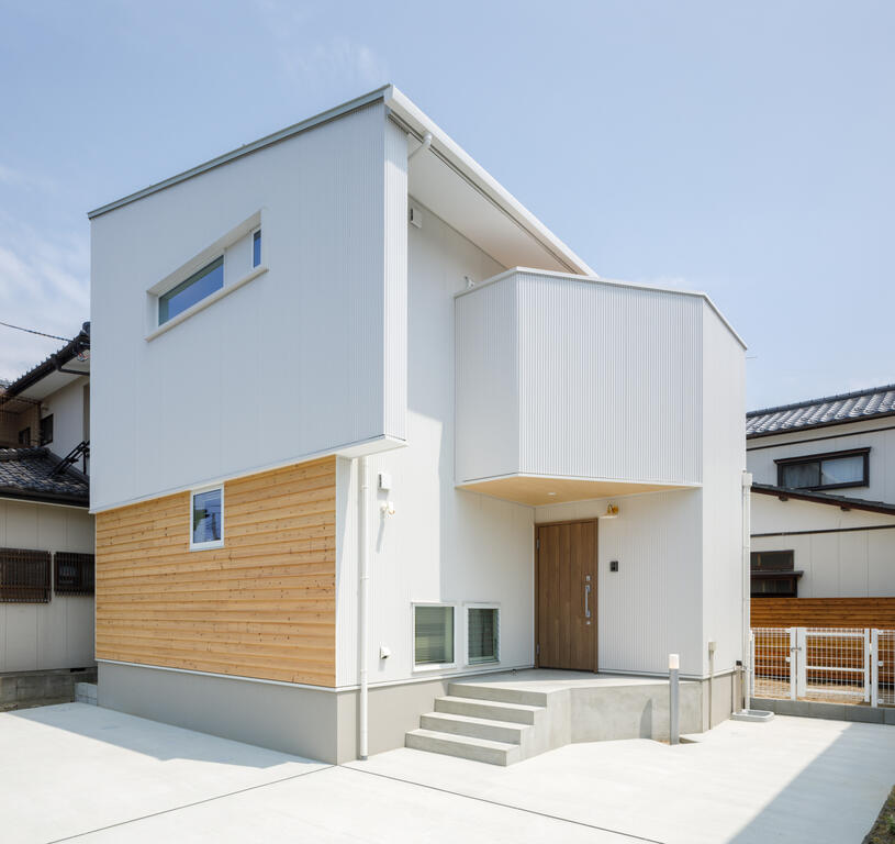建物外観　駐車場は２台、お庭もございます