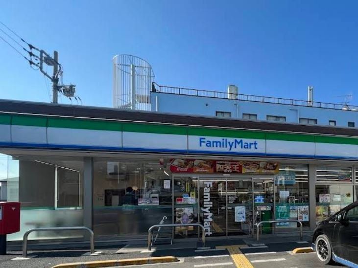コンビニ　ファミリーマート鴻巣加美店（コンビニ）まで180m