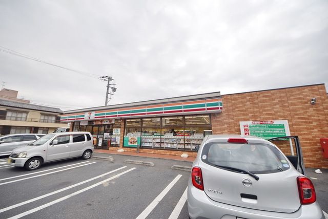 飲食店　セブンイレブン鴻巣雷電2丁目店（飲食店）まで370m