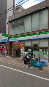 コンビニ　ファミリーマート 博労町一丁目店（コンビニ）まで323m