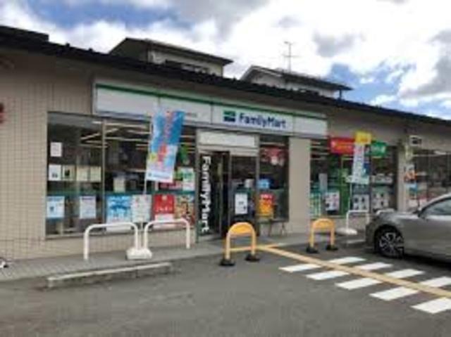 コンビニ　ファミリーマート京都岩倉中町店（コンビニ）まで689m