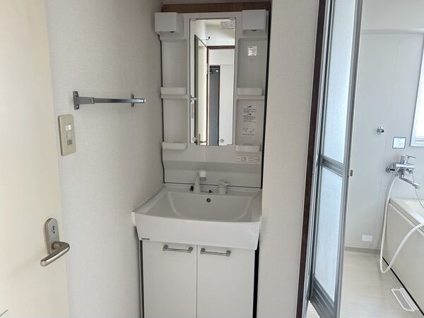洗面設備　同物件の別部屋になります。