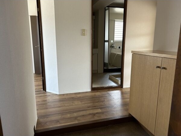 玄関　同物件の別部屋になります。