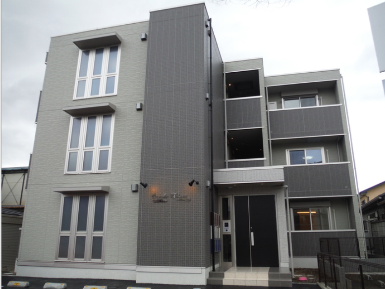 建物外観　南向き３階建てアパート