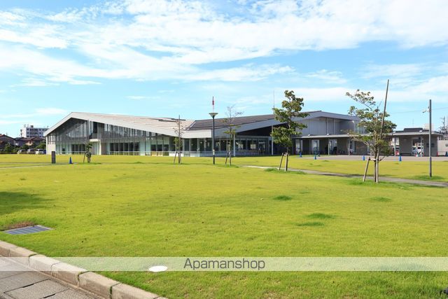 図書館　野々市市立図書館（図書館）まで685m