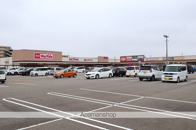 スーパー　マックスバリュ野々市店（スーパー）まで828m