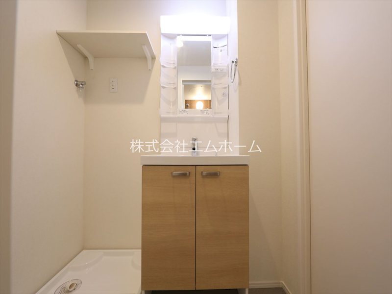 洗面設備　脱衣所　独立洗面台（シャンプードレッサー付）収納スペース有