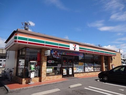 コンビニ　セブンイレブン日出山１丁目店（コンビニ）まで550m
