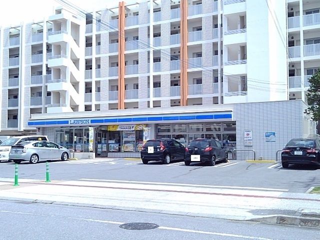 コンビニ　ローソン北谷町役場前店（コンビニ）まで260m
