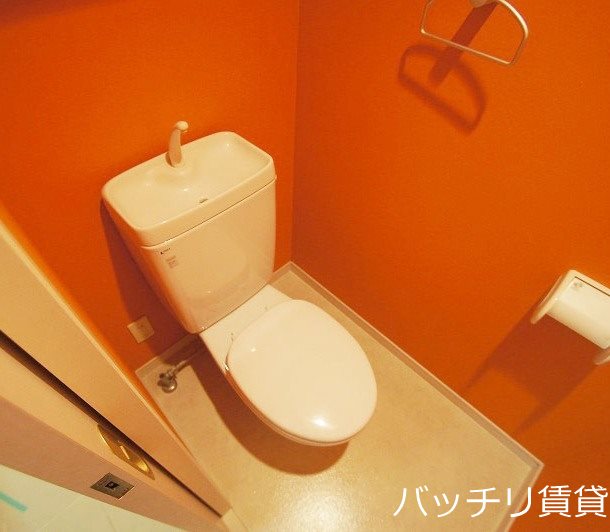 トイレ　別号室タイプの為、現状を優先致します。
