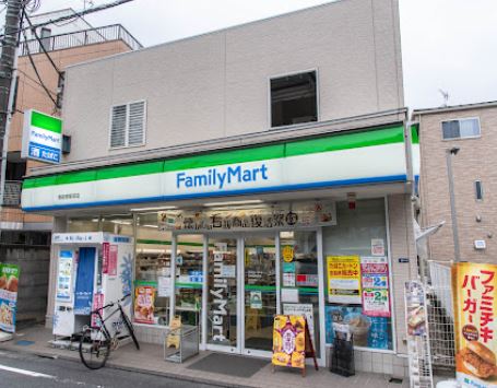 コンビニ　ファミリーマート 南新宿駅前店（コンビニ）まで393m