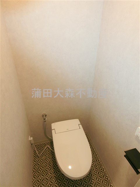 トイレ　温水洗浄便座付きのタンクレストイレ