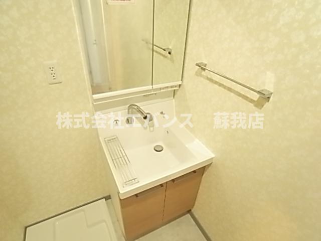 洗面設備　独立洗面化粧台が付いています