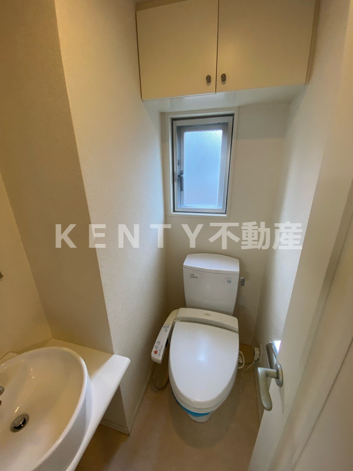 トイレ　落ち着いた色調のトイレです