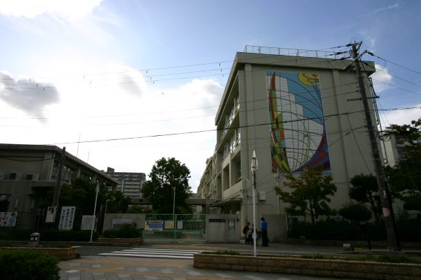 小学校　中豊島小学校（小学校）まで637m