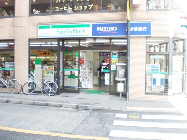 コンビニ　ファミリーマート（コンビニ）まで560m