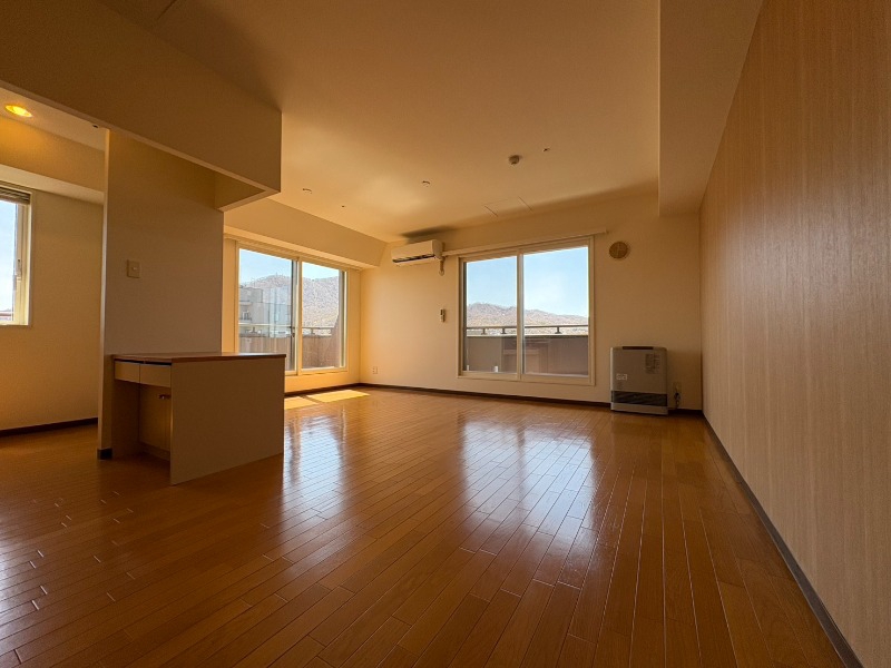 居室・リビング　広くてキレイなお部屋が広がっていて、充実した生活が送れそう。