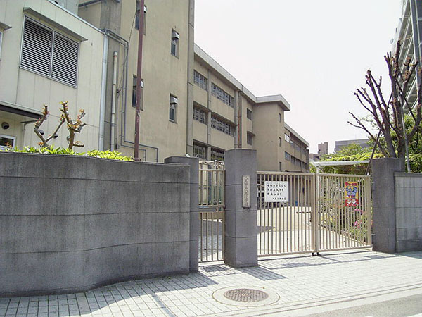 小学校　八尾市立八尾小学校（小学校）まで364m
