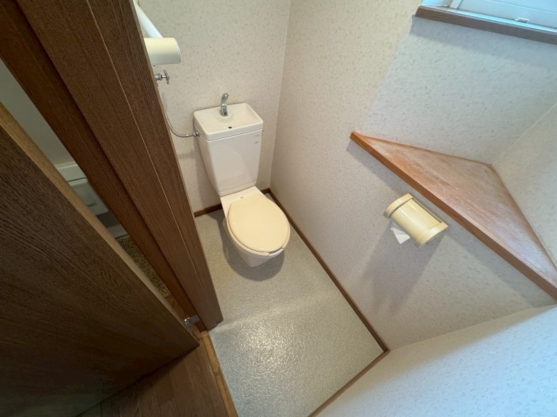 トイレ　こちらはトイレです。清潔感があり、安心して使用できます。