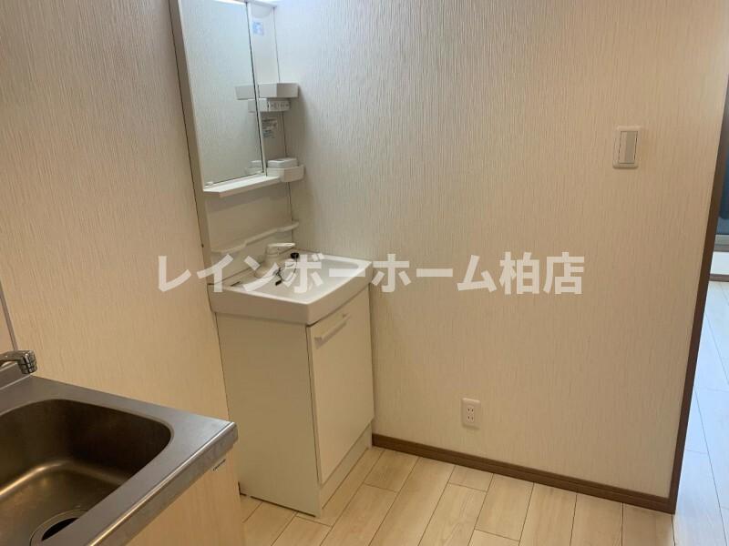 洗面設備　明るい洗面所です