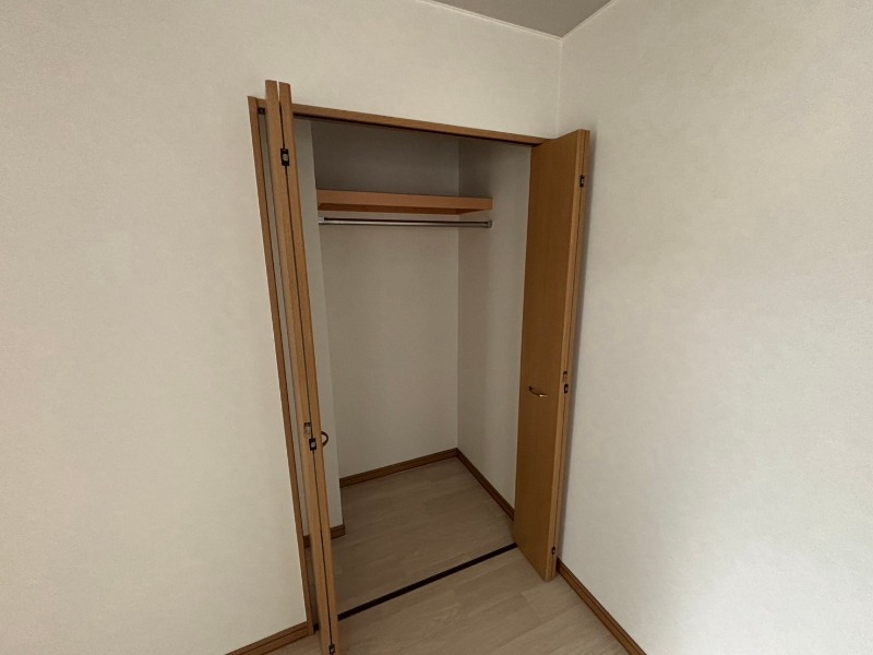 収納　こちらの収納にはハンガーをかけて服もしまえますね。
