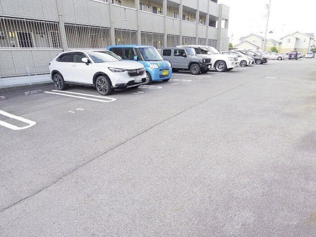 駐車場　駐車しやすい広さです