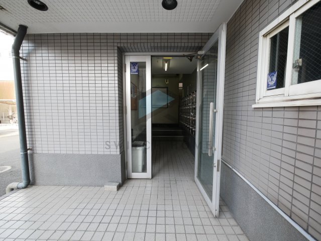 エントランス　落ち着いたエントランスです