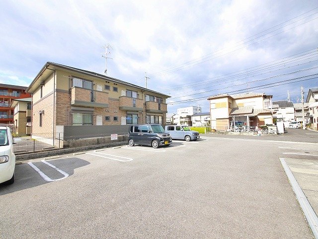 駐車場　駐車場があるので、車を買う予定の方も安心です