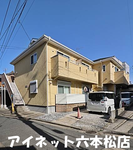 エントランス　青空に映えるこの外観