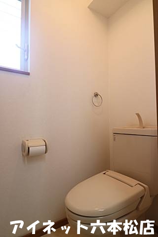 トイレ　窓がありいつでも気分も上がります