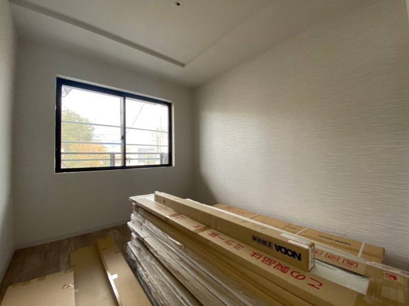 その他部屋・スペース　寝室はこちらです。光が差し込む、温かみのあるお部屋です。