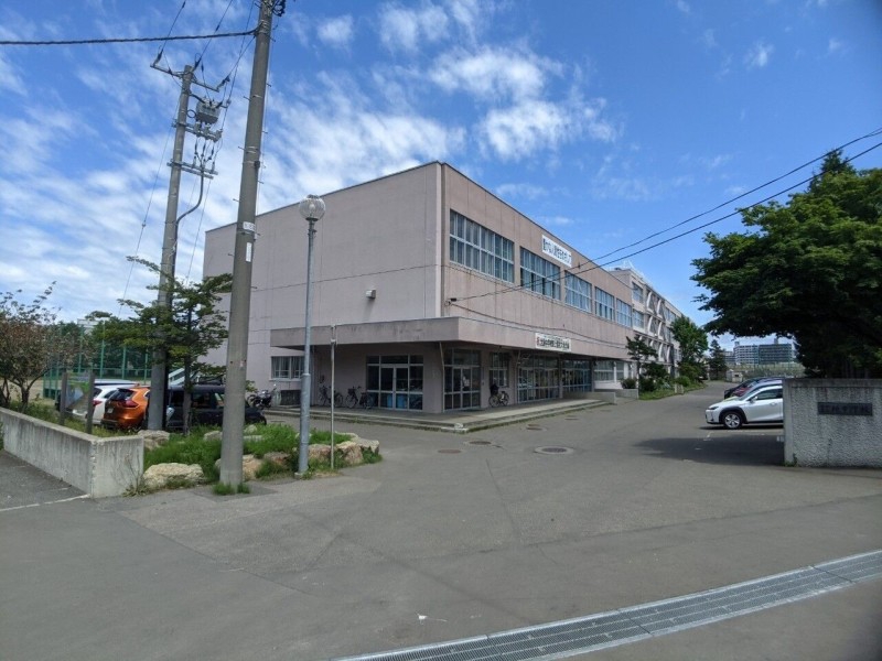 中学校　札幌市立柏中学校（中学校）まで745m