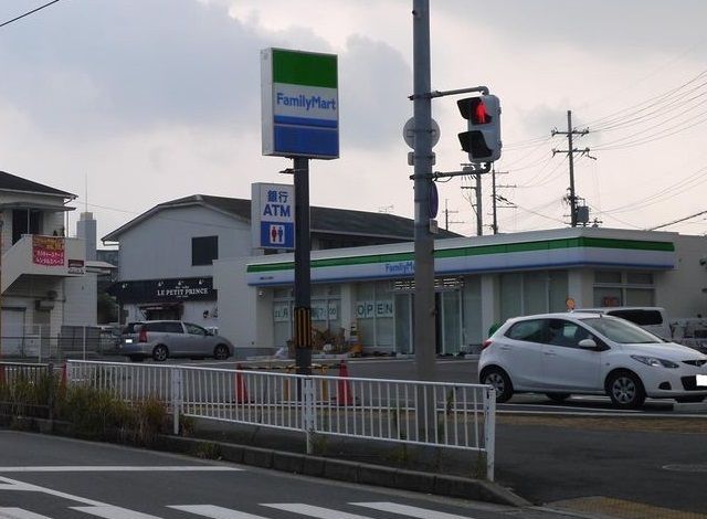 コンビニ　ファミリーマート様（コンビニ）まで700m