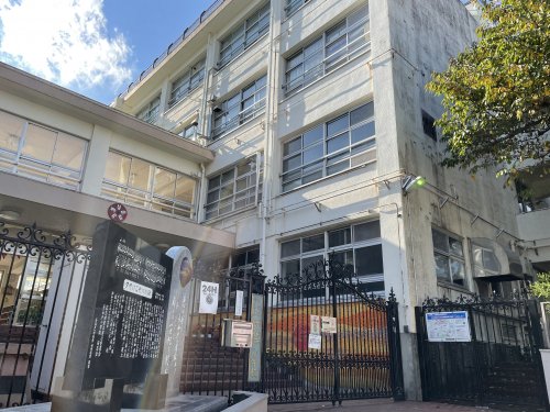 小学校　渋谷区立長谷戸小学校（小学校）まで653m