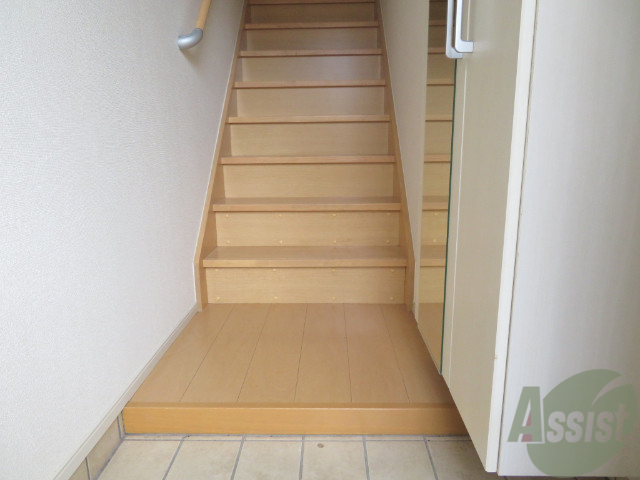 玄関　こちらは玄関。明るくて気分が上がりますね。