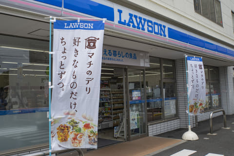 コンビニ　ローソン 西新橋愛宕下通店（コンビニ）まで81m