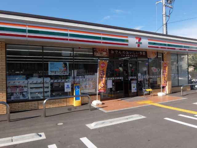 コンビニ　セブンイレブン高知吉田町店（コンビニ）まで366m