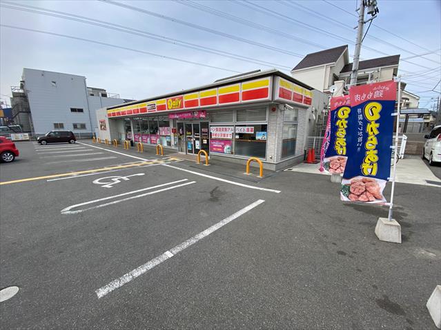 コンビニ　デイリーヤマザキ（コンビニ）まで2208m