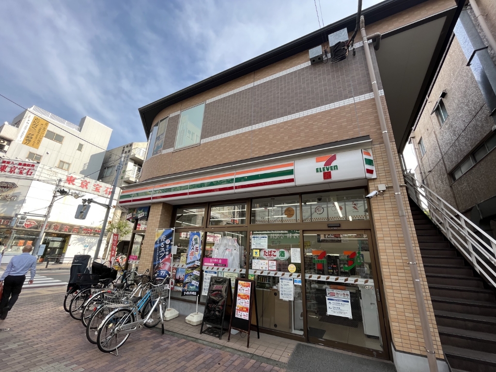 コンビニ　セブンイレブン 足立竹ノ塚駅東店（コンビニ）まで266m