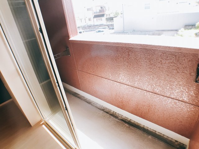 バルコニー　南向きで日当たり良好なバルコニー