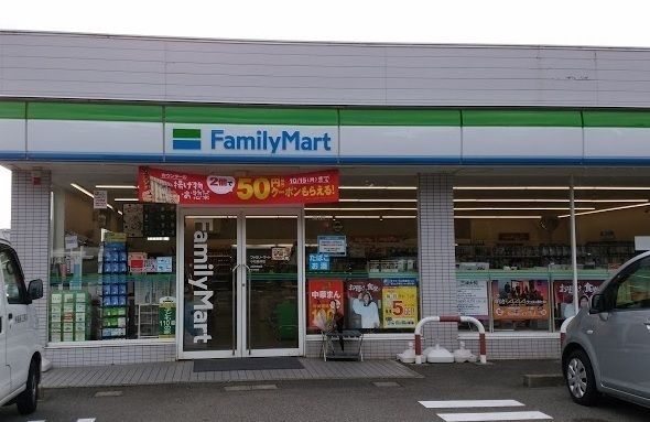 コンビニ　ファミリーマート（コンビニ）まで400m