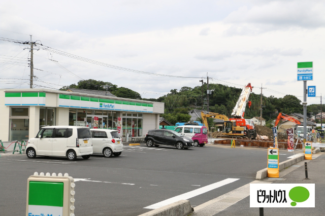 コンビニ　ファミリーマート松江西浜佐陀店（コンビニ）まで740m