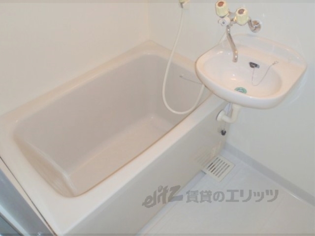 バス・シャワールーム　風呂・トイレ別となっております。