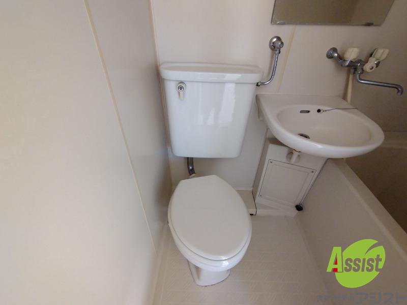 トイレ　ユニットバス内のトイレです。一人暮らしなら十分ですね。